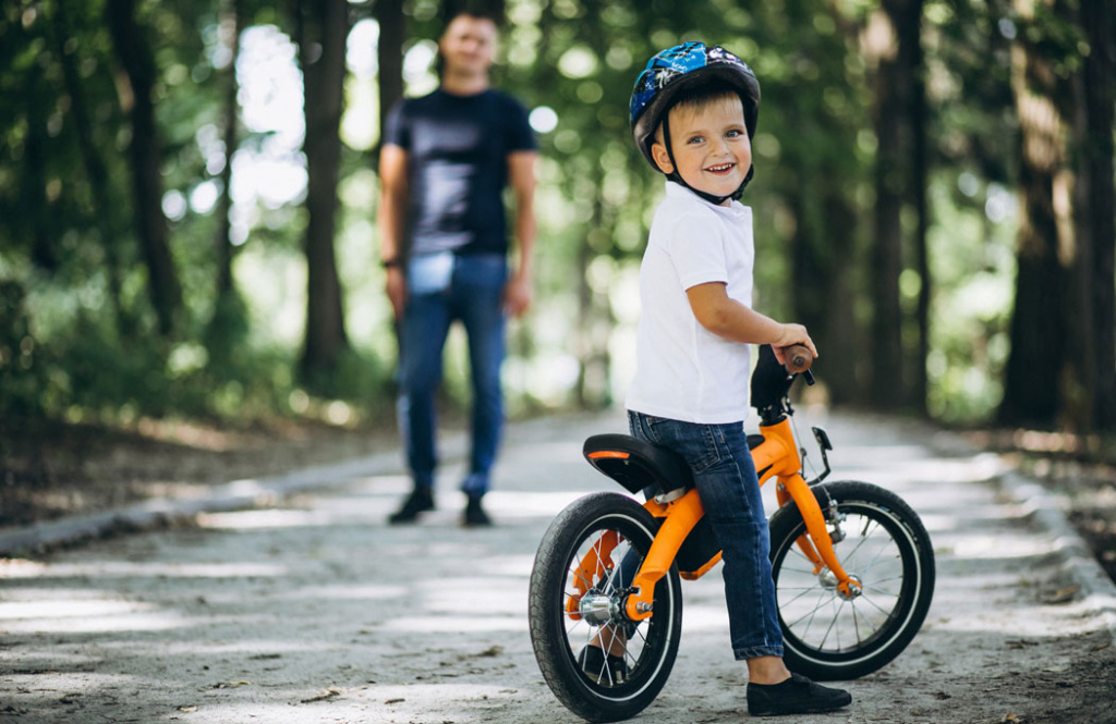 father-teaching-his-little-son-ride-bicycle1050x682.jpg