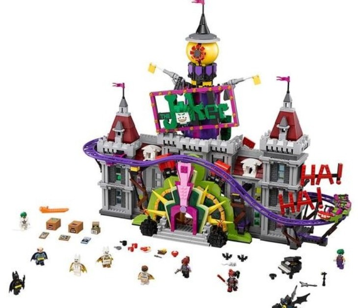 Конструктор Batman Поместье Джокера Конструктор Batman Поместье Джокера