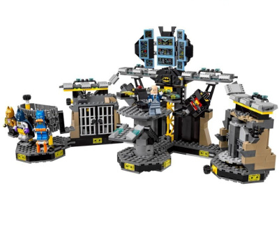 Конструктор Batman «Нападение на Бэтпещеру»