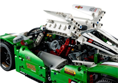 Конструктор Technic «Гоночный автомобиль» зеленый с двигателем